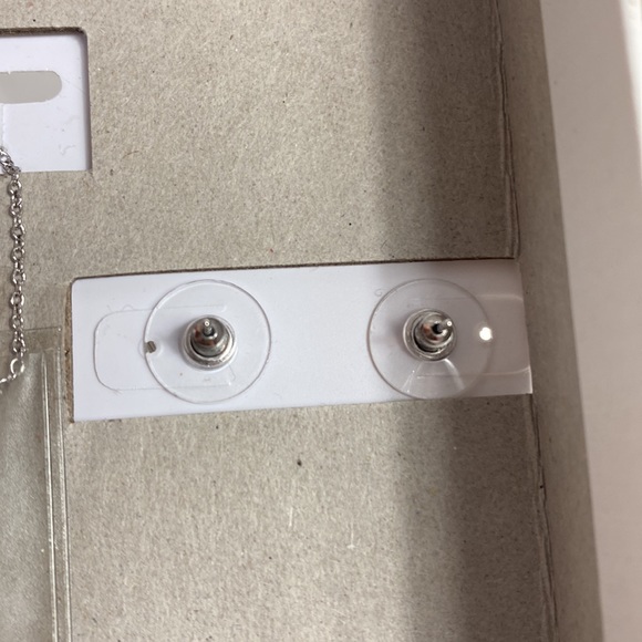 Kendra Scott Ari heart pendant necklace and stud earrings gift set - Picture 6 of 6